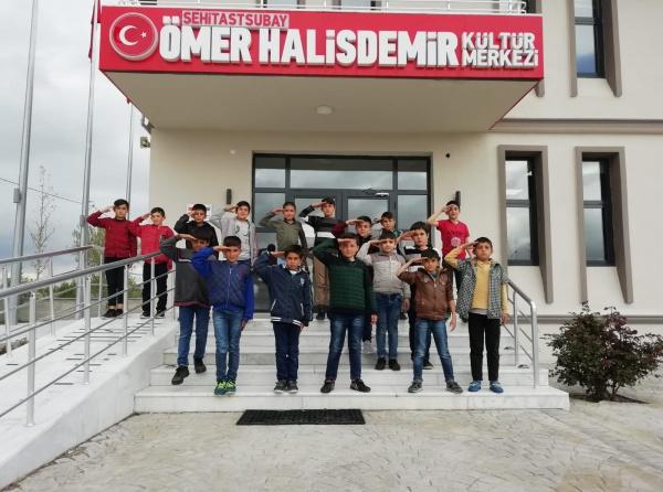 Şehit Astsubay Ömer Halisdemir´ in Kabrini 5. Sınıf Öğrencilerimizle Ziyaret Ettik